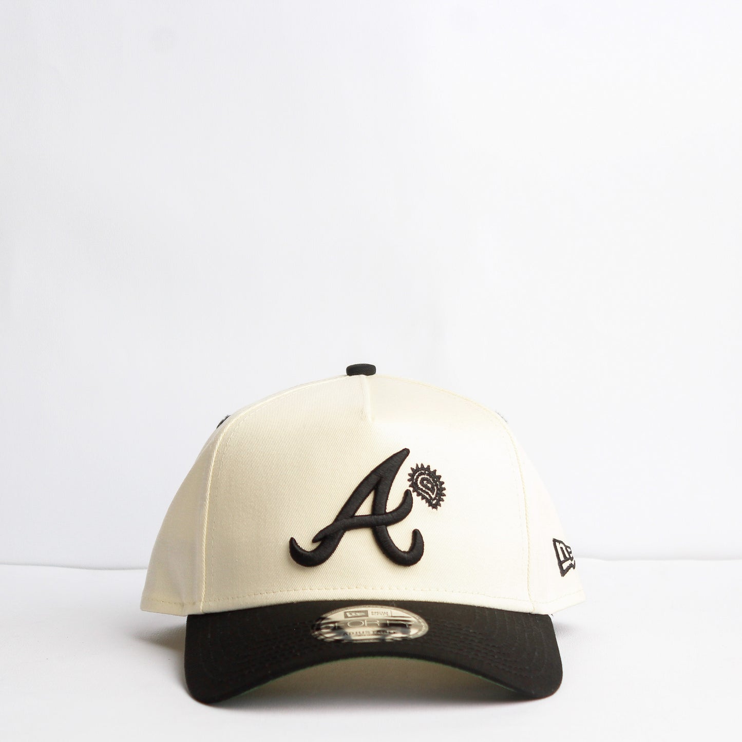 EXCLUSIVA — Atlanta Braves Crema y Viscera Negra Paisley 9FORTY Snapback