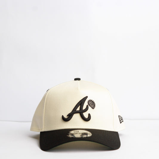 EXCLUSIVA — Atlanta Braves Crema y Viscera Negra Paisley 9FORTY Snapback