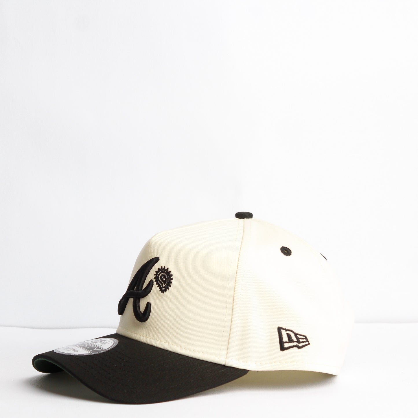 EXCLUSIVA — Atlanta Braves Crema y Viscera Negra Paisley 9FORTY Snapback