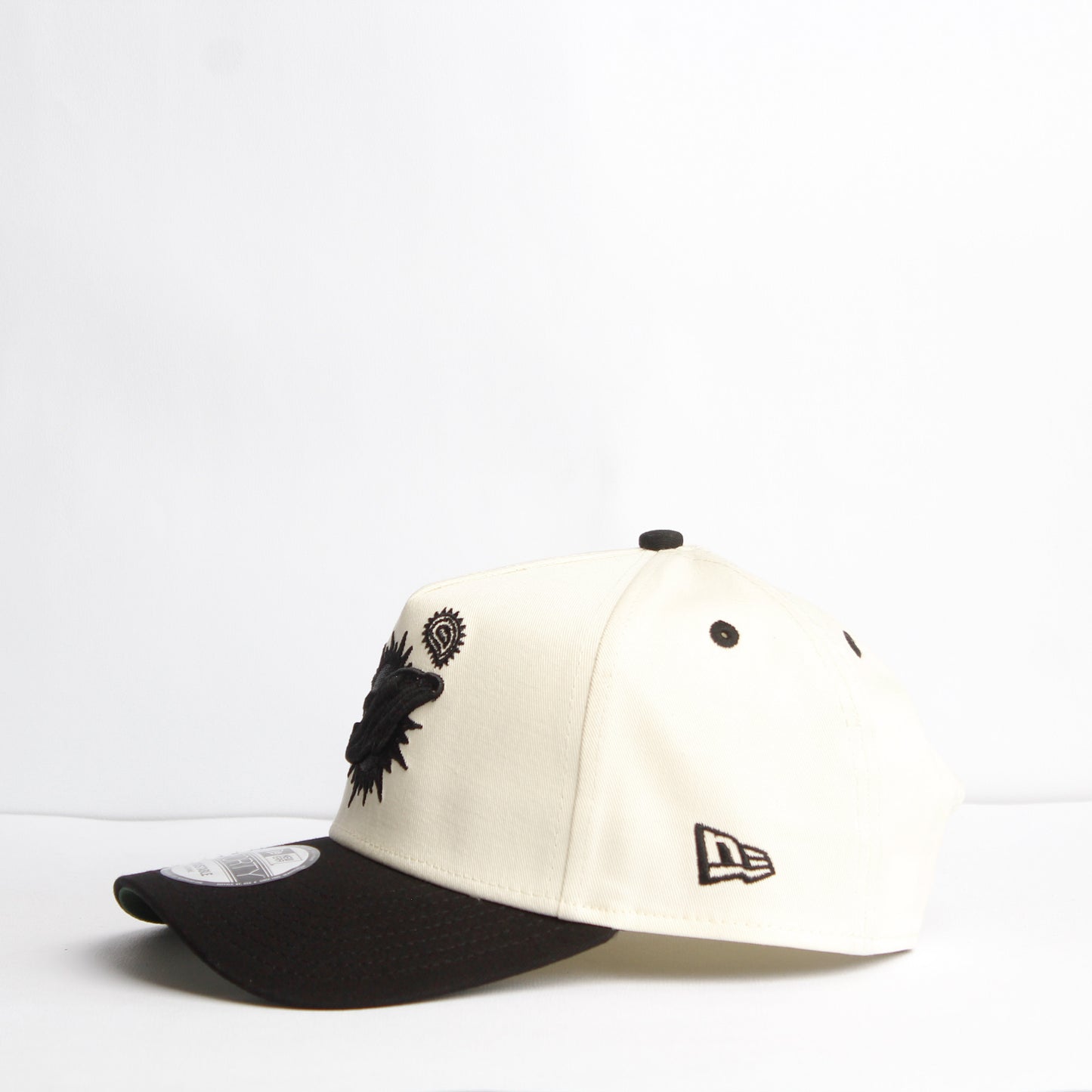 EXCLUSIVA — Miami Dolphins Crema y Viscera Negra Paisley 9FORTY Snapback