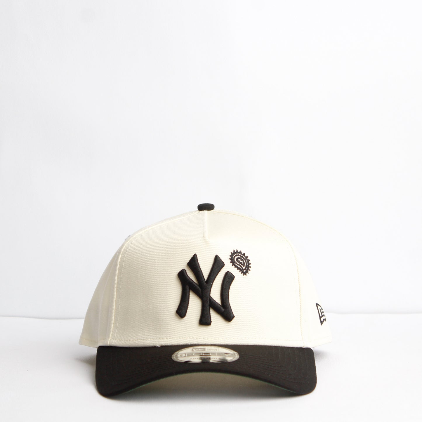 EXCLUSIVA — New York Yankees Crema y Viscera Negra Paisley 9FORTY Snapback