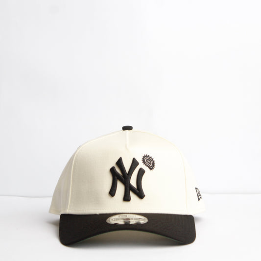EXCLUSIVA — New York Yankees Crema y Viscera Negra Paisley 9FORTY Snapback