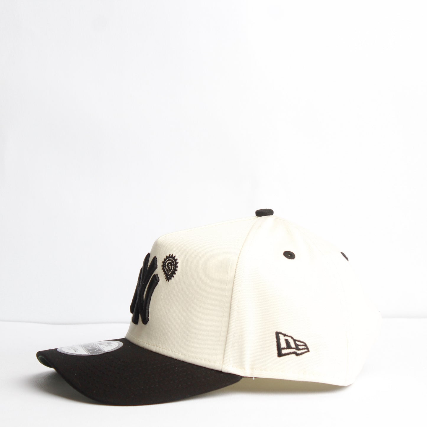 EXCLUSIVA — New York Yankees Crema y Viscera Negra Paisley 9FORTY Snapback
