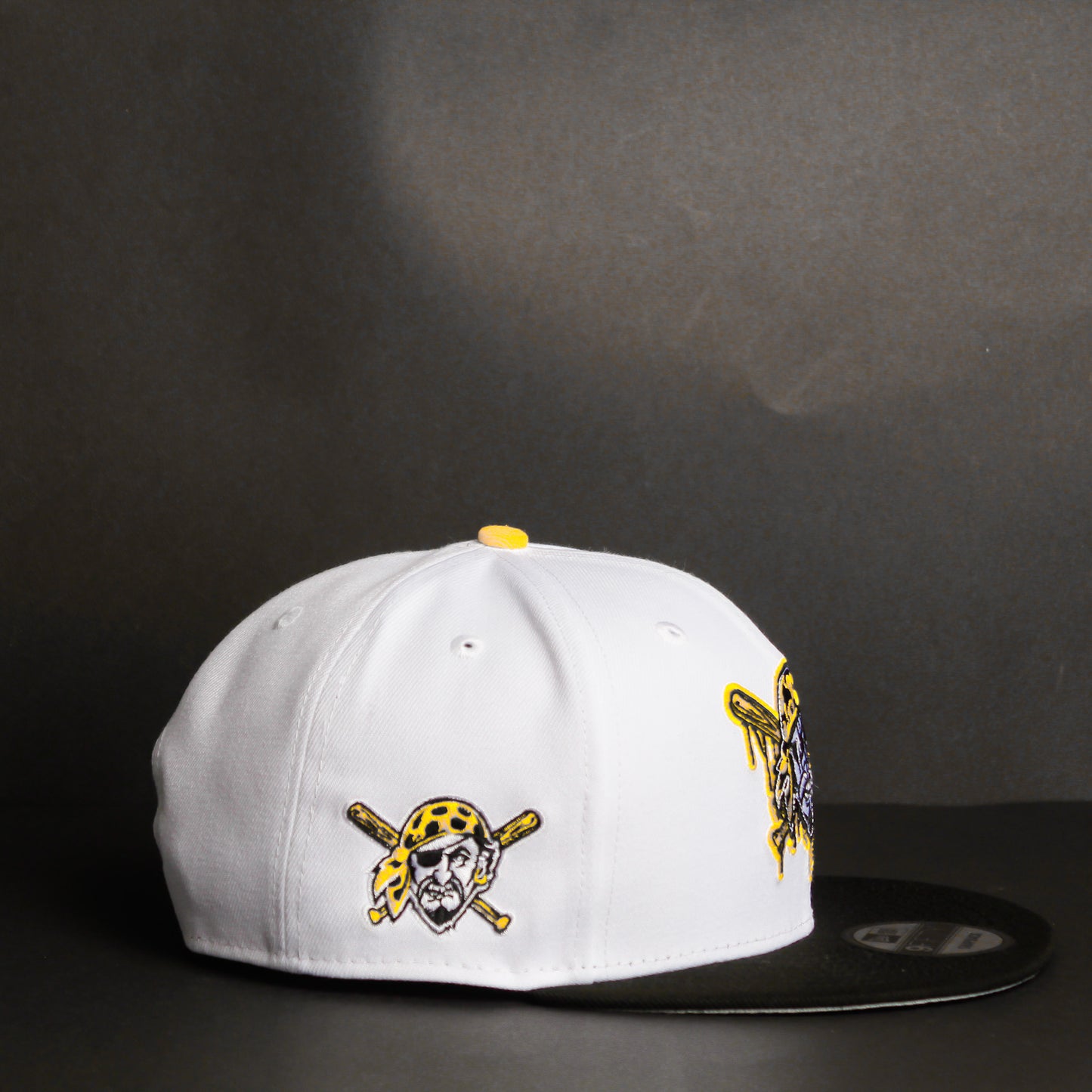 EXCLUSIVA — Pittsburgh Pirates Blanca y Viscera Negra 9FIFTY Snapback