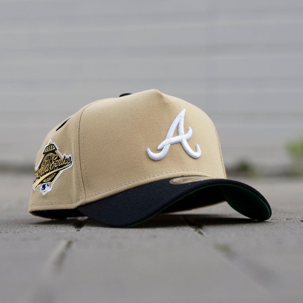 FAM Exclusive — Atlanta Braves Beige y Viscera Azul Marino 9FORTY A-Frame Snapback