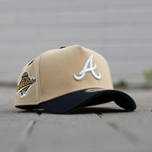 FAM Exclusive — Atlanta Braves Beige y Viscera Azul Marino 9FORTY A-Frame Snapback