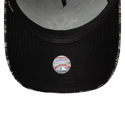 New York Yankees Distressed Denim 9FORTY E-Frame Snapback