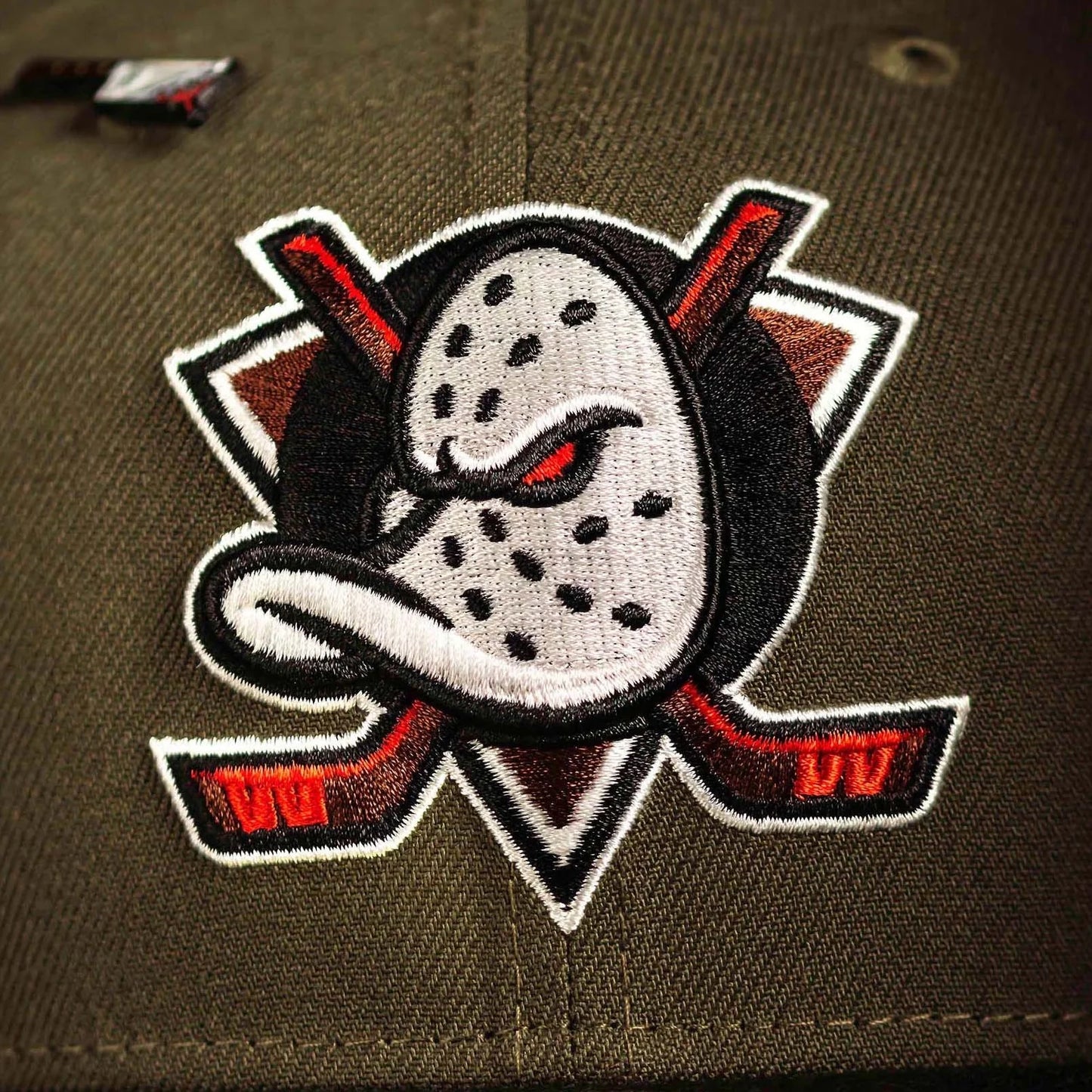 FAM Exclusive — Anaheim Ducks Verde Olivo y Viscera Negra 59FIFTY Fitted