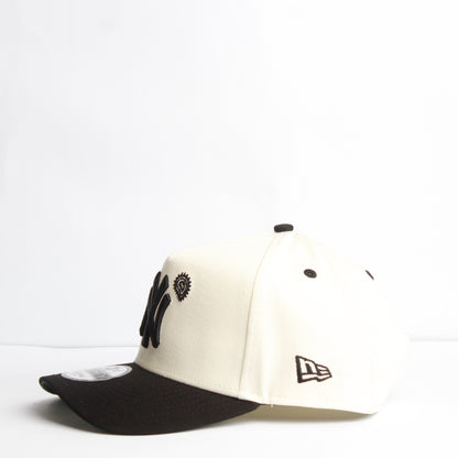 EXCLUSIVA — New York Yankees Crema y Viscera Negra Paisley 9FORTY Snapback