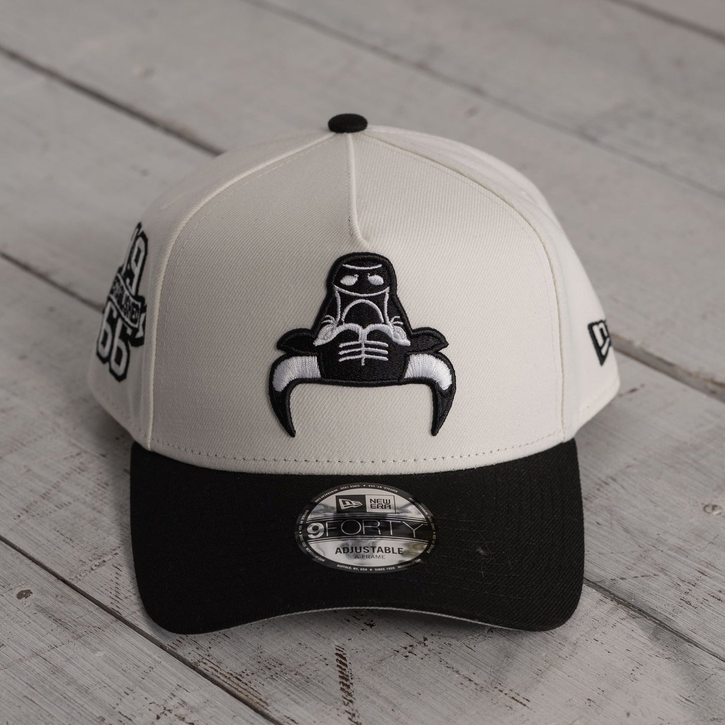 FAM Exclusive — Chicago Bulls Crema y Viscera Negra Logo Invertido 9FORTY A-Frame Snapback