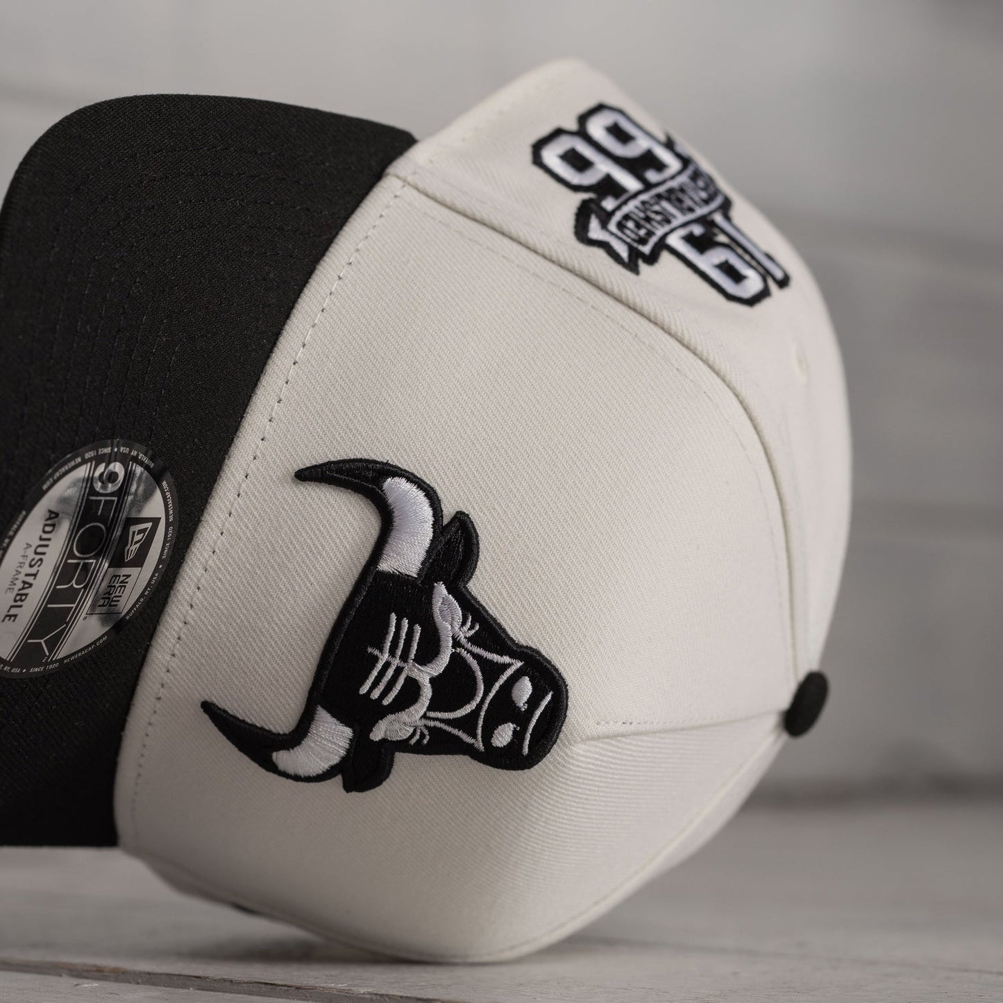 FAM Exclusive — Chicago Bulls Crema y Viscera Negra Logo Invertido 9FORTY A-Frame Snapback