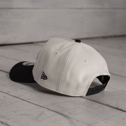 FAM Exclusive — Chicago Bulls Crema y Viscera Negra Logo Invertido 9FORTY A-Frame Snapback