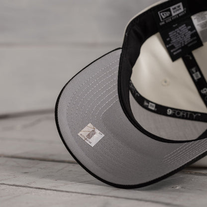 FAM Exclusive — Chicago Bulls Crema y Viscera Negra Logo Invertido 9FORTY A-Frame Snapback