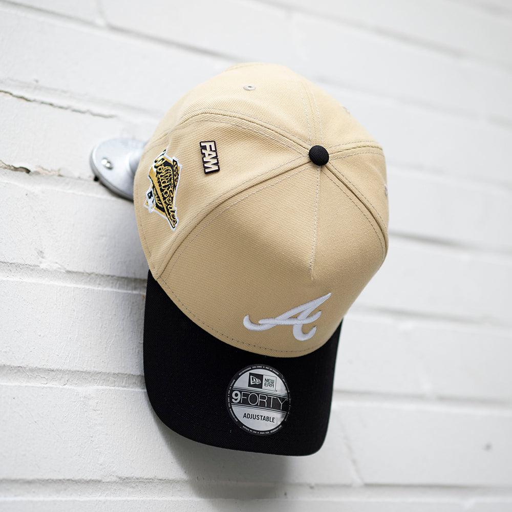 FAM Exclusive — Atlanta Braves Beige y Viscera Azul Marino 9FORTY A-Frame Snapback